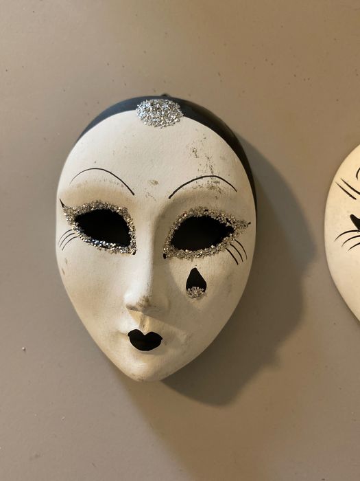 Par de máscaras de Veneza, em porcelana