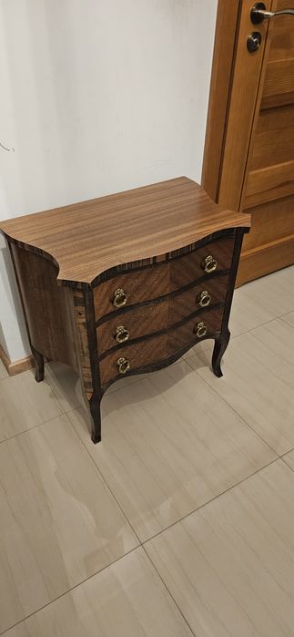 Mała urocza komoda w stylu Ludwikowskim