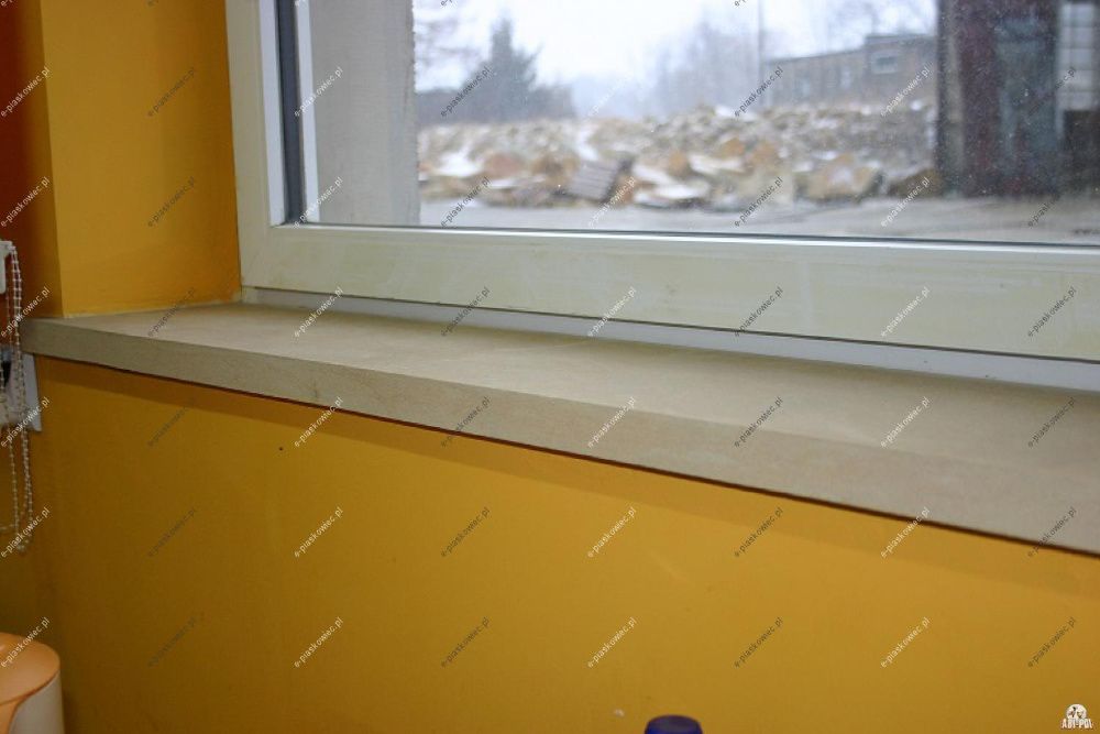 ~22~ Parapet z piaskowca - półwałek