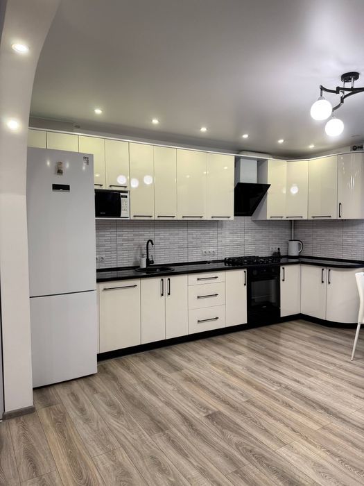 3 кімнати • 106 м² • 10 поверх — стильна квартира з ремонтом та меблям