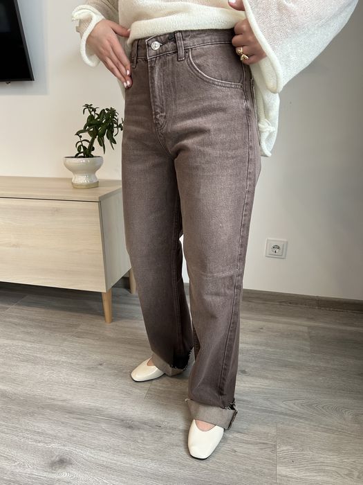 Джинси в трендовому шоколадному кольорі з необробленим краєм