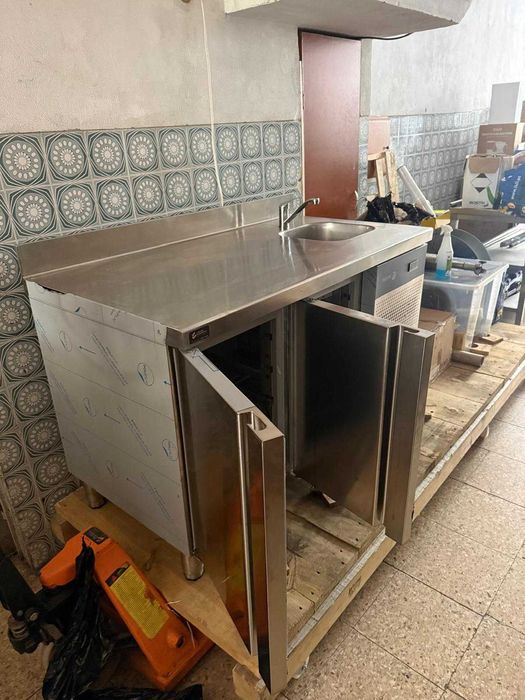 Bancada Refrigerada 2 portas e cuba - como novo!