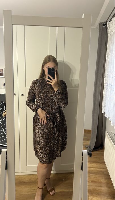 Elegancka sukienka w cętki Mohito