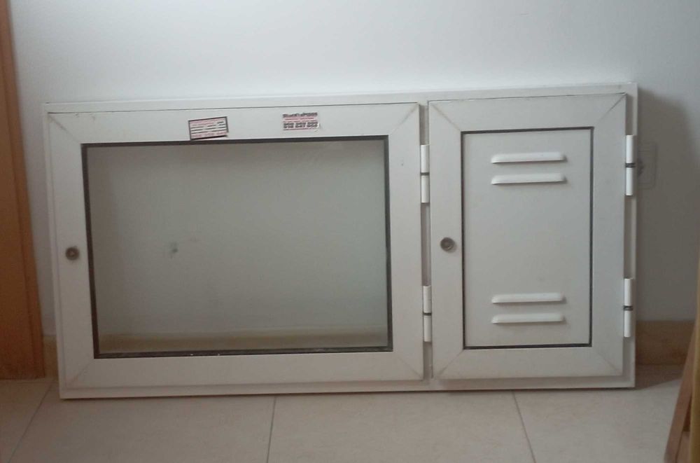 Caixilharia porta de alumínio lacado branco impecável para contadores.