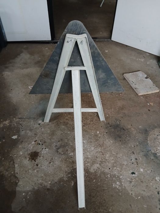 Suporte e sinal de obras