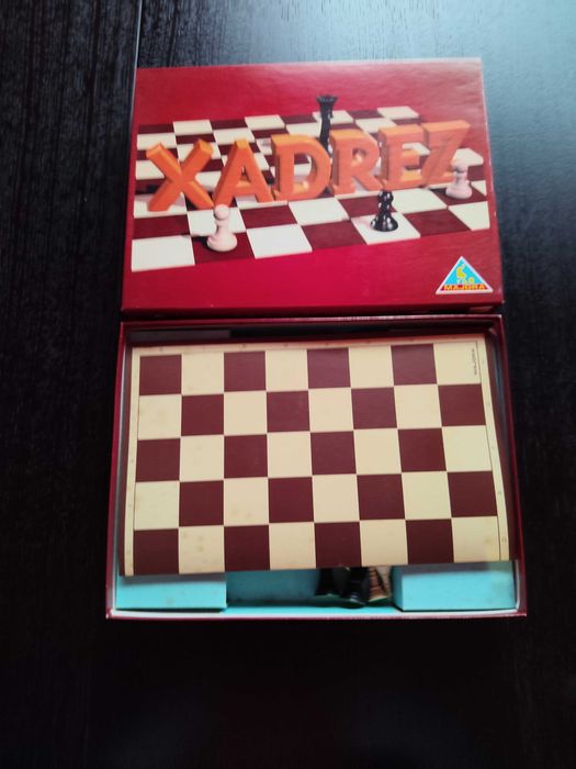 jogo trivial pursuit + jogo de xadrez