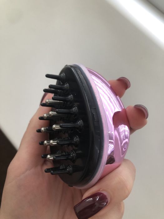 Щітка гребінець для шкіри голови з ємністю на лосьйон/шампунь/олійку