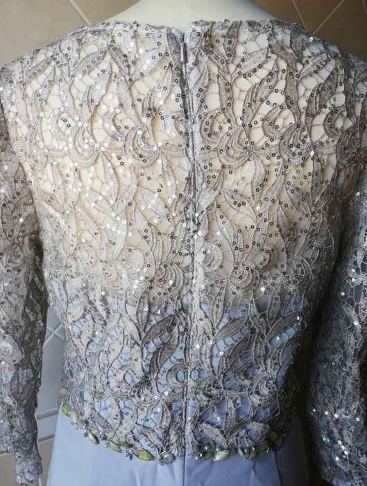 Vestido cerimónia curto, em cinza prata