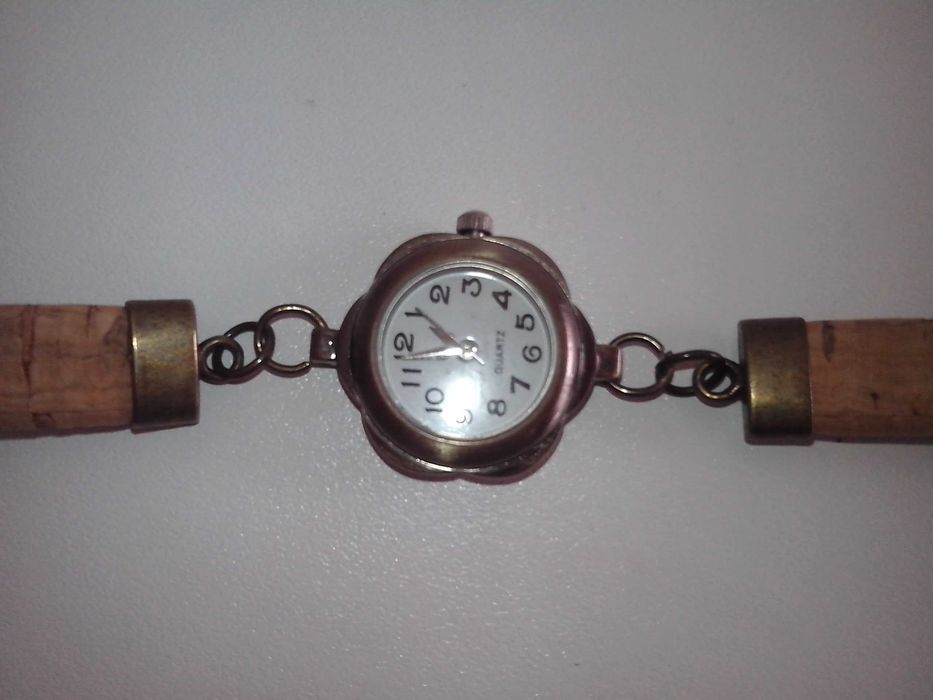 Relógio com pulseira de cortiça.