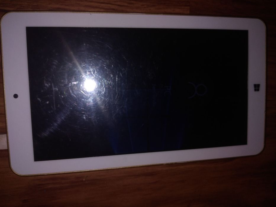 Tablet inclui carregador o estado funcional já não está 100% só 15€64730024412290122