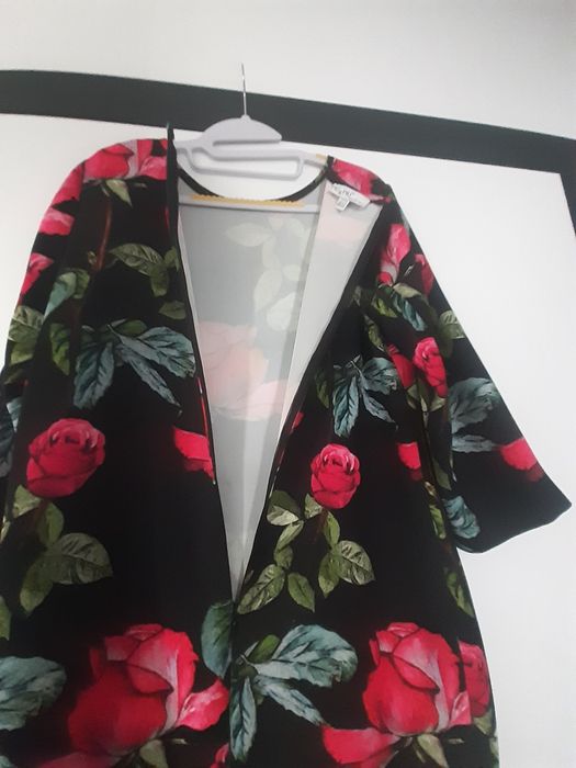 Sukienka czarna w róże czerwone. 42. Piú & Piú