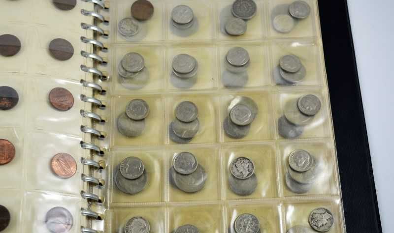 Capa com moedas antigas de diferentes países
