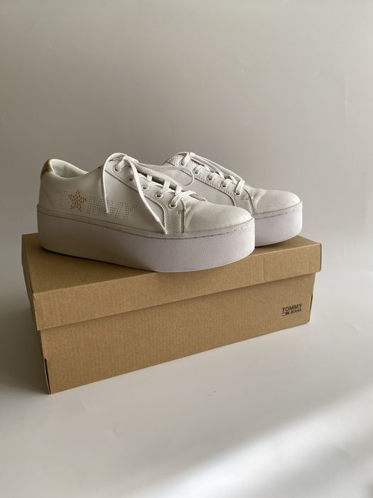 Białe skórzane sneakersy na platformie Tommy Hilfiger rozmiar 39