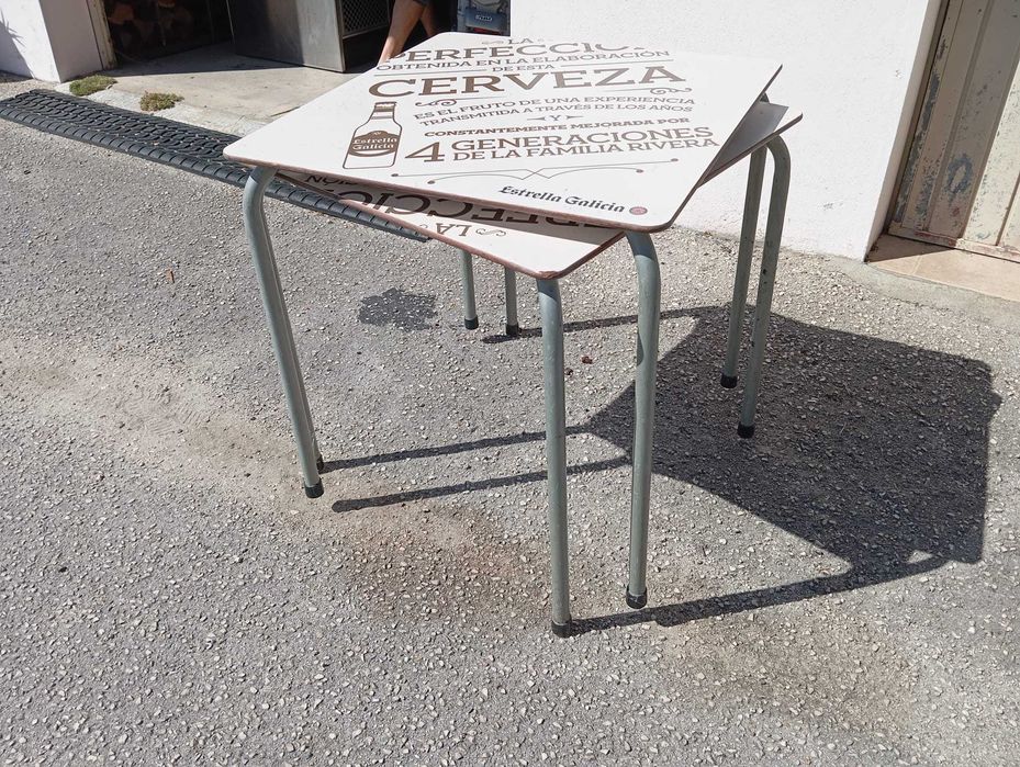 Mesas de esplana + mesa e bancos de bar.