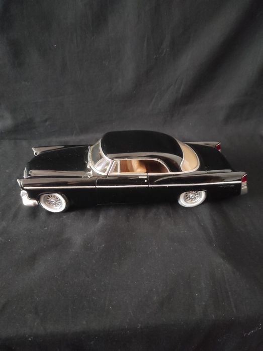 Miniatura escala 1:18 Chrysler 300 B