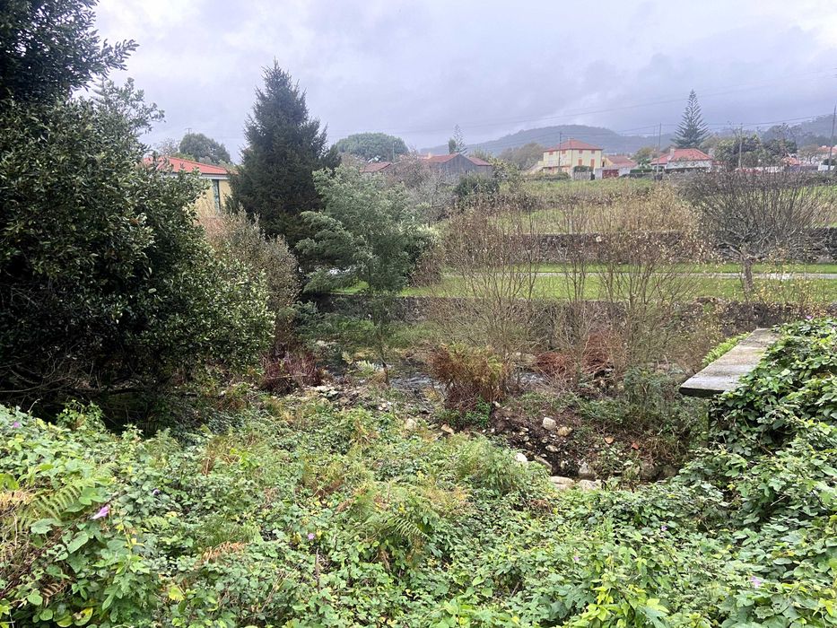 Terreno 830 m² em Afife | Rio e vista de mar | Potencial construtivo