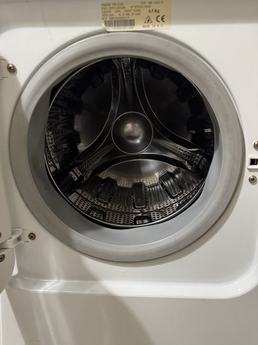 Máquina da roupa em funcionamento