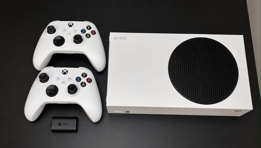 Xbox Series S com 2 comandos + 1 bateria recarregável para o comando extra, com caixa