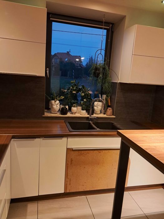 Kuchnia używana w zabudowie, biały połysk z wyspą kuchenną