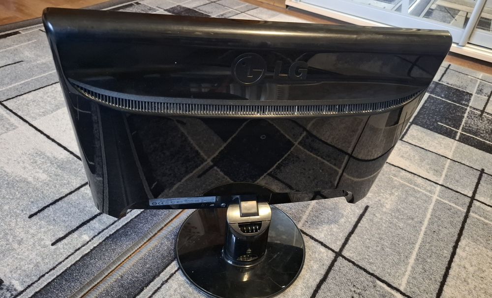 Монітор LG Flatron W2252TQ