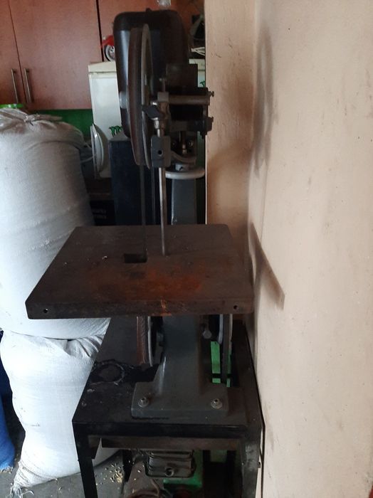 Piła taśmowa. Częściowo odnowiona.
