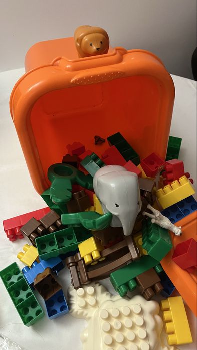 Caixa blocos de construção com animais e peças variadas