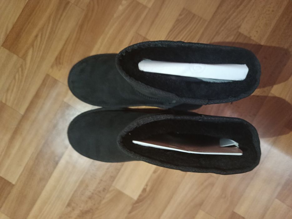 Продам нові чорні уги на натуральній цигейці