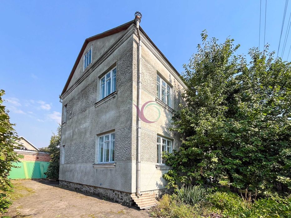 Продається окремостоячий будинок  з садом та гаражем на території.