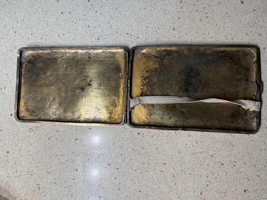 Antiga cigarreira asiática japonesa ricamente gravada