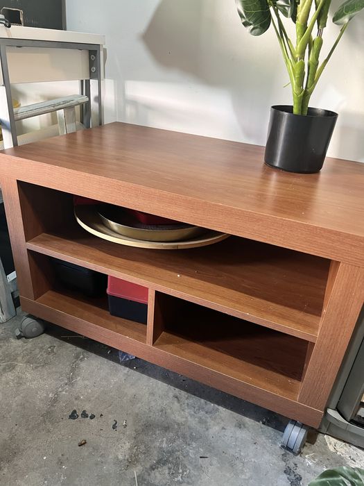 Móvel de televisão com rodas