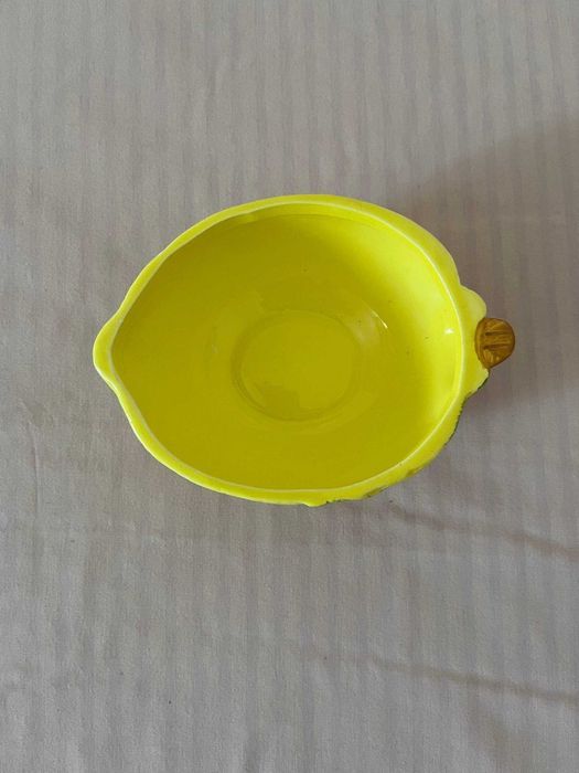 Taça de cerâmica em forma de limão, amarela