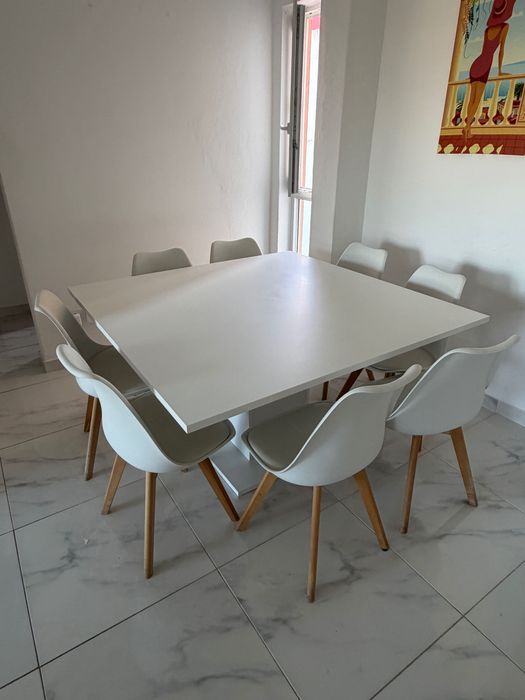 Mesa com 8 cadeiras