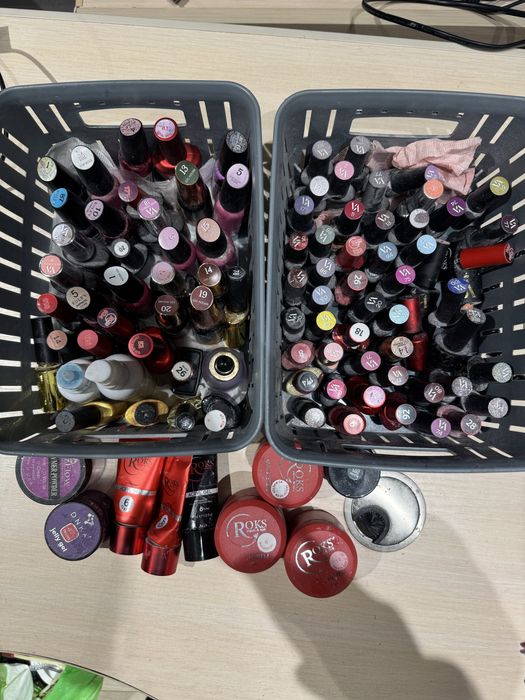 Продаю залишки матеріалів для манікюру