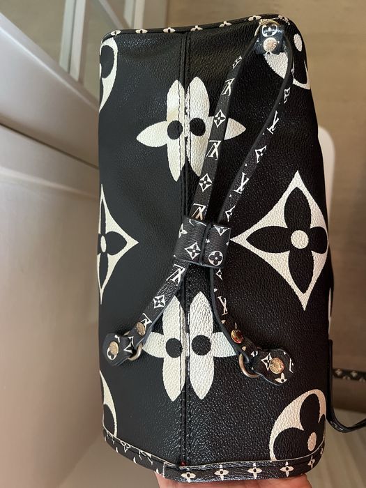 Mala LV em preto com interior vermelho