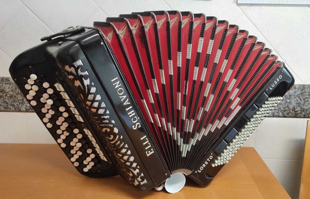 Acordeão de Botões Schiavoni Italiano à Quarta Voz com 120 Baixos - Acordeon