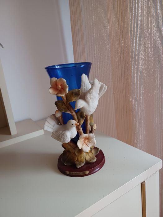 Jarra fundo azul e em 3D com flores e pombas.