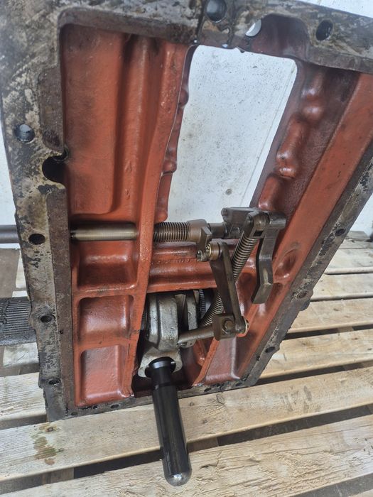 Podnosnik  rozdzielacz przesowka widełka Renault 90.34×95.12 ×80.14