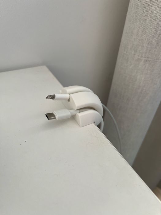 Organizer na kable / uchwyt na przewody na biurko