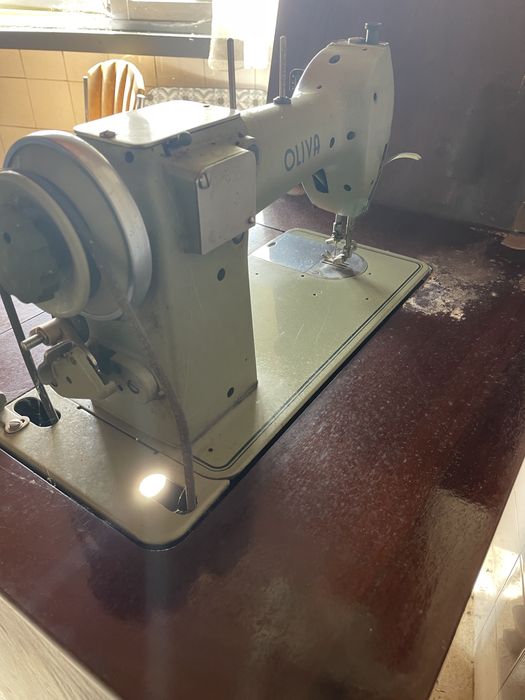 Maquina costura oliva