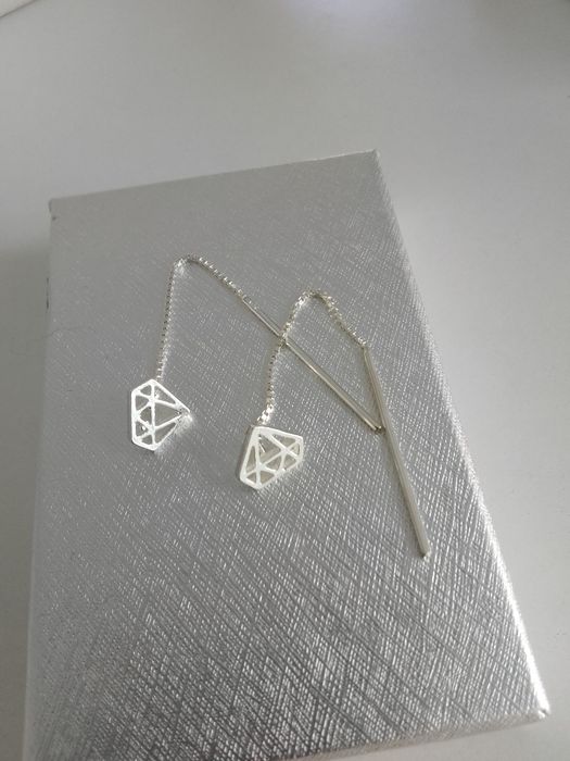 Srebrne kolczyki przeciągane z diamencikiem srebro 925.  372