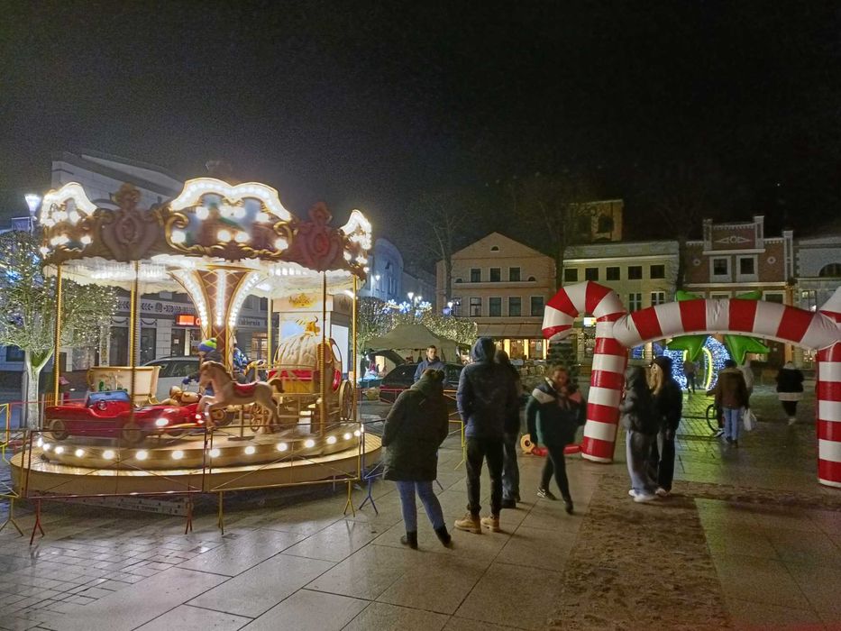 karuzele, kolejki, wystrój świąteczny , jarmarki, mikołajki