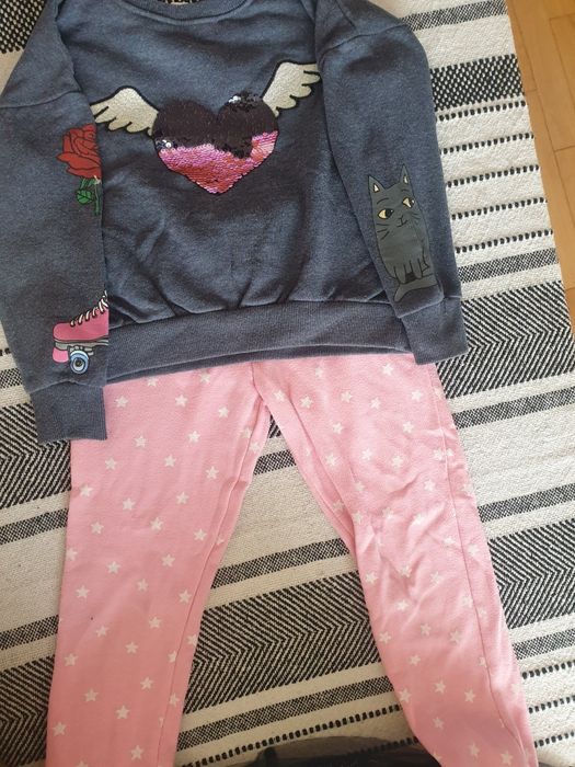 Bluza z spodniami dresowych 122