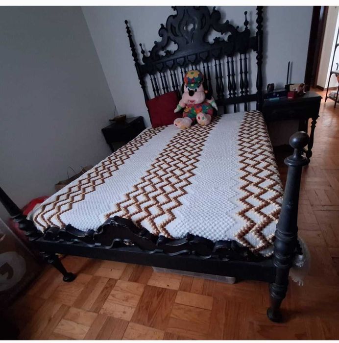 Cama, mesas cabeceira, e cómoda e uma cadeira