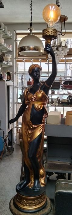 Estátua antiga com luz