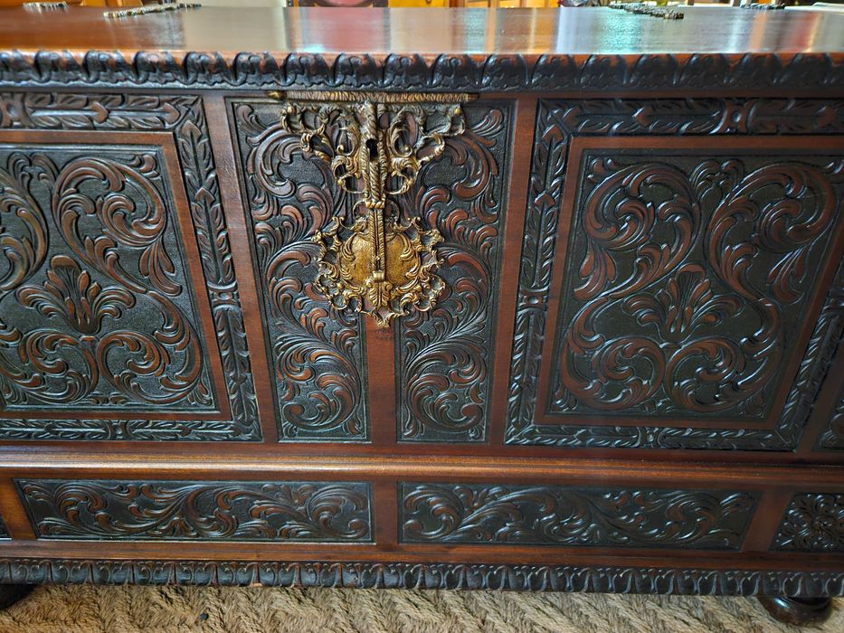 ARCA / Bau em madeira maciça trabalhada - óptimo estad