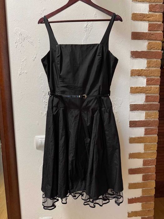 Вечірня чорна сукня з поясом — елегантність і стиль