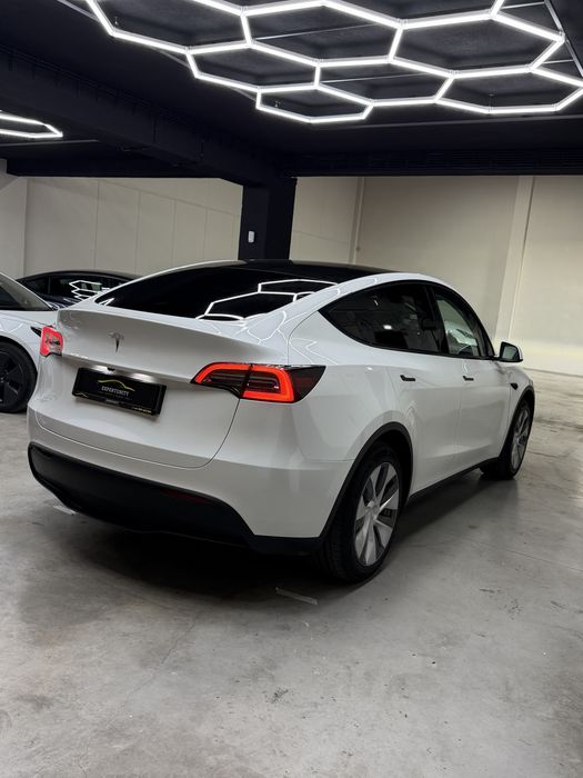 Tesla Model Y — fotografia 4
