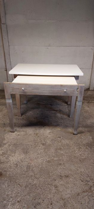 Stół kuchenny z szufladą na miski