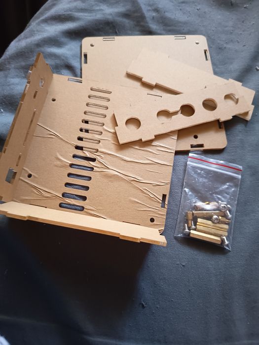 Placa de amplificadora e capa de proteção da amplificadora