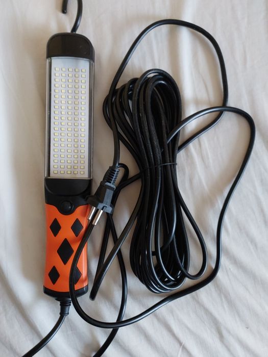 Lampa oświetlenie garaż.